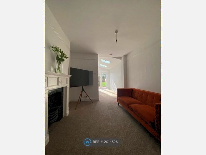 4 Bedroom Semi-Detached House To Rent In Locarno Road, Ipswich, IP3