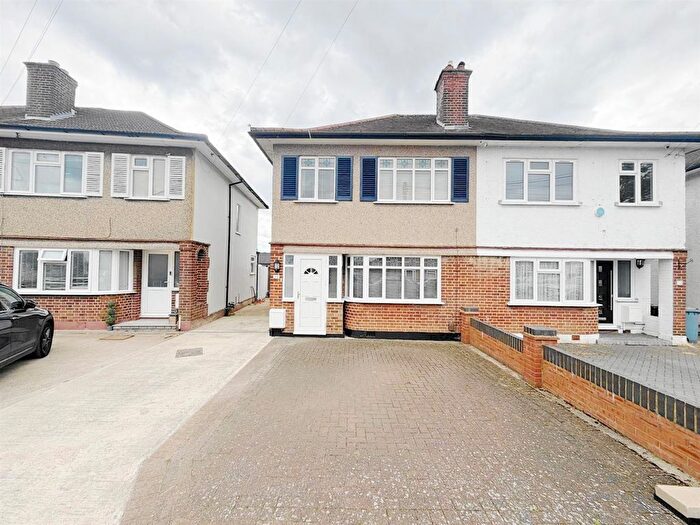 Maisonette For Sale In Adelphi Crescent, Hayes, UB4