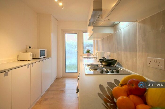 2 Bedroom Flat To Rent In Oxgangs Crescent, Edinburgh, EH13