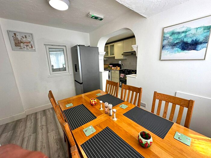 5 Bedroom End Of Terrace House To Rent In Avenue Road, Romford, RM3