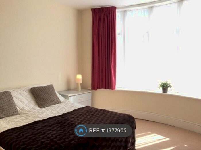 4 Bedroom Semi-Detached House To Rent In Finchley Road, Manchester, M14