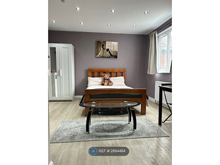 Studio To Rent In Highfield Avenue, London, NW11