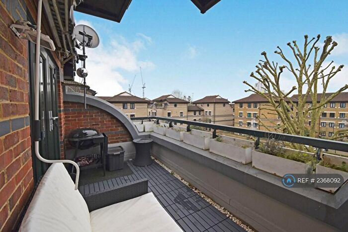 2 Bedroom Penthouse To Rent In Edenbridge Close, London, SE16