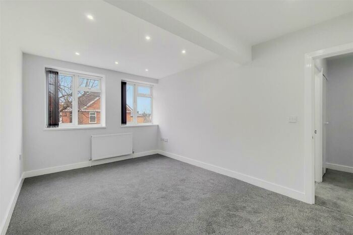 2 Bedroom Flat To Rent In Upper Richmond Road West, Sheen, SW14