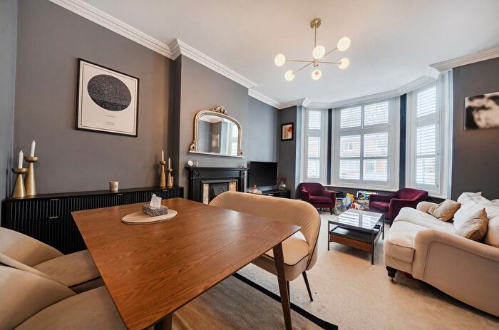 2 Bedroom Flat For Sale In Queen Anne Avenue, Bromley, BR2