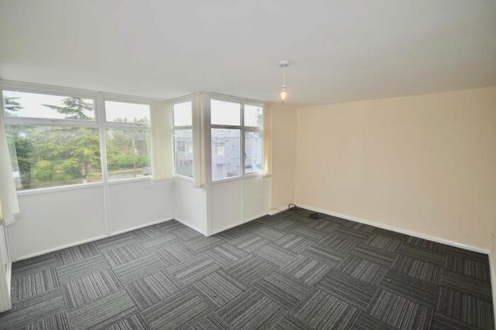 2 Bedroom Flat To Rent In Flat Above Greendale Shopping Centre, Dronfield, S18