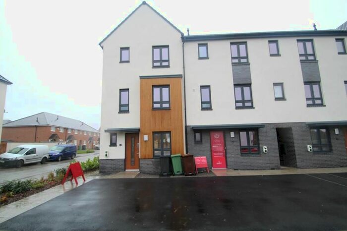 4 Bedroom Town House To Rent In Barrington Way, Leeds, LS15