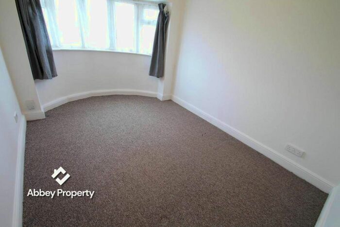 3 Bedroom Semi-Detached House To Rent In Sundon Park Road, Luton, LU3