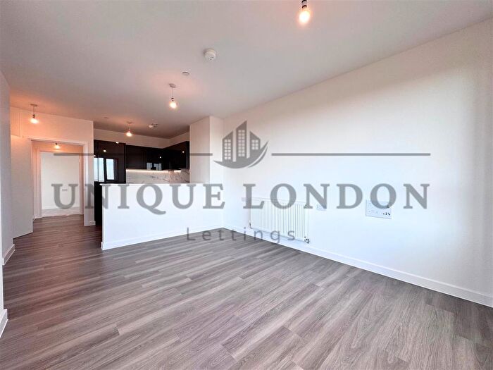 2 Bedroom Flat To Rent In Vista Heights, Ilderton Road, Bermondsey, SE15