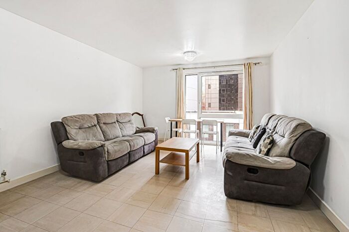 3 Bedroom Flat To Rent In Barrington Court, Wilton Road, SW1V