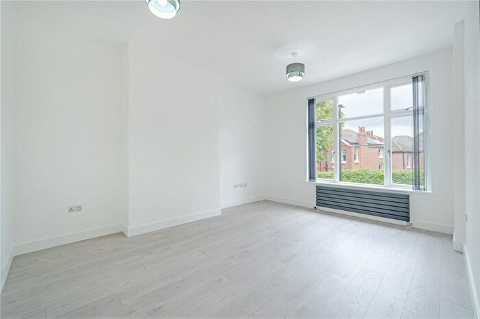 2 Bedroom Flat To Rent In Westbere Road, Cricklewood, NW2
