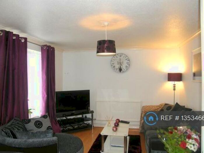 3 Bedroom Flat To Rent In Farm House Close, Broxbourne, EN10