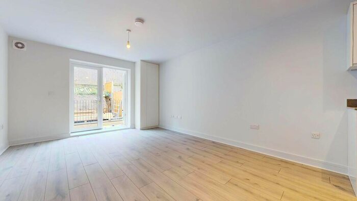 3 Bedroom Flat To Rent In Temple Road, CR0