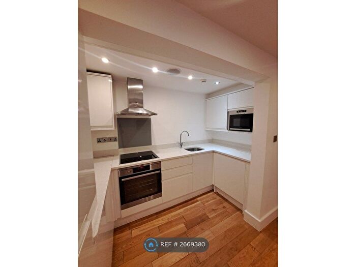 2 Bedroom Flat To Rent In Harrogate Road, Leeds, LS7