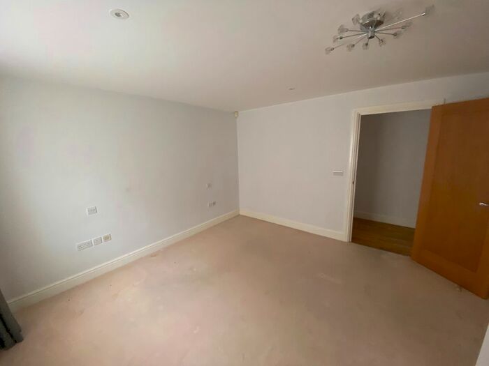 3 Bedroom Flat To Rent In Hendon Lane, Finchley, N3