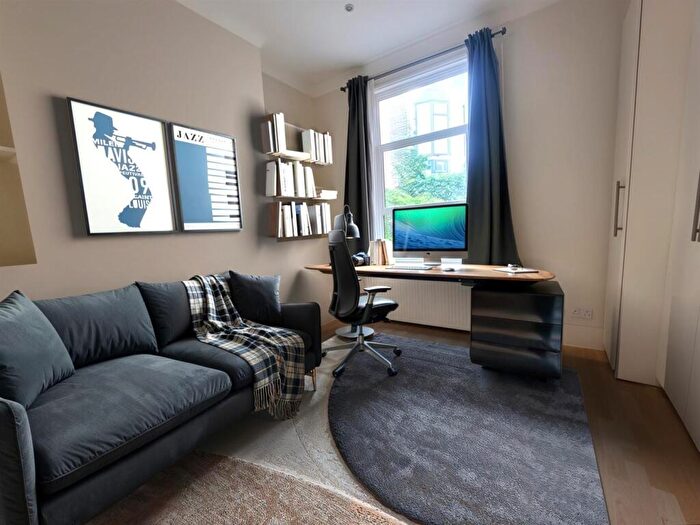 2 Bedroom Flat To Rent In Constantine Road, , Hampstead, NW3