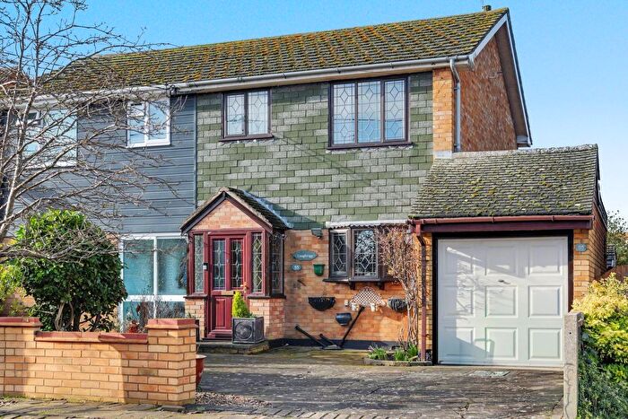 3 Bedroom Semi-detached House For Sale In Kimberley Road, Little Wakering, SS3