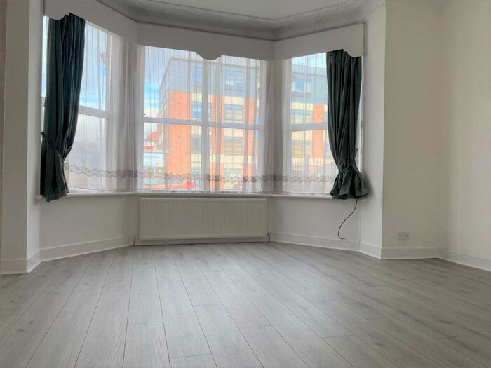 2 Bedroom Flat To Rent In High Road, London, N20