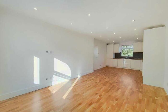 4 Bedroom Flat To Rent In Upper Richmond Road, West Putney, SW15