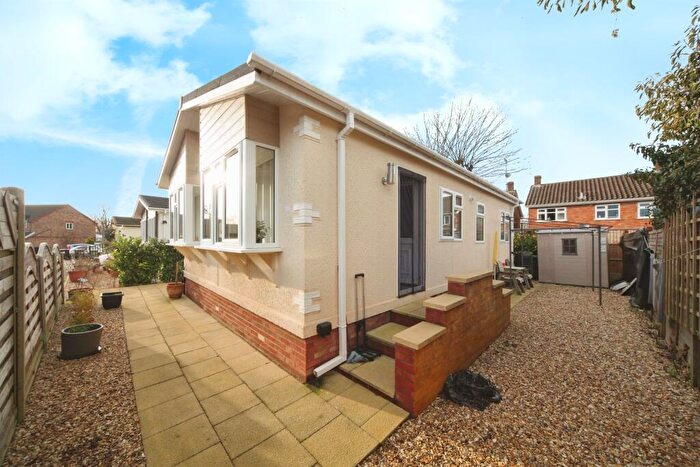 2 Bedroom Detached House For Sale In Beechwood Park, Caddington, Luton, LU1