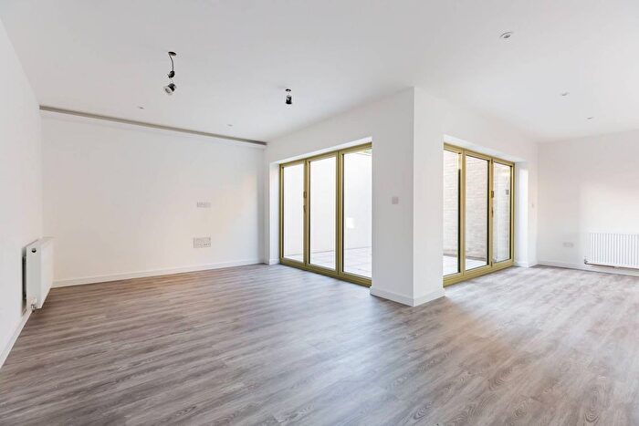 2 Bedroom Property For Sale In North Circular Road, Palmers Green, N13