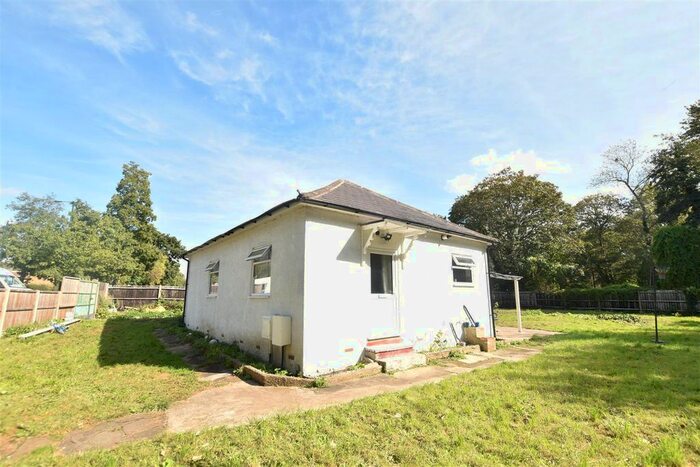 3 Bedroom Bungalow To Rent In Hanworth Road, Hounslow, TW4