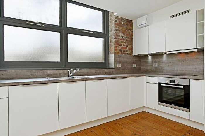 3 Bedroom Flat To Rent In London Lane, London, E8