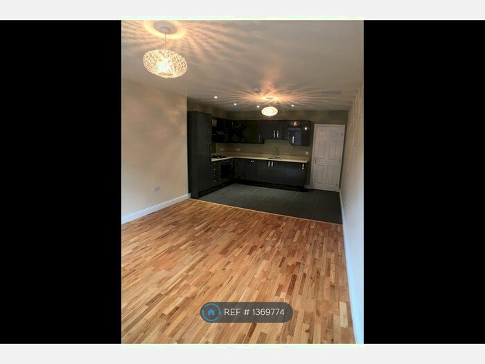 2 Bedroom Flat To Rent In Springfield Road, Horsham, RH12