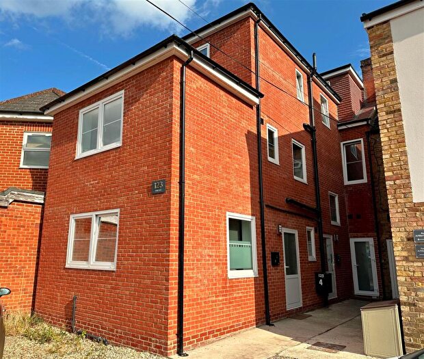 2 Bedroom Apartment To Rent In Lynchford Road, Farnborough, GU14