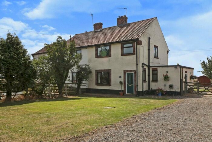 3 Bedroom Semi-Detached House For Sale In Manor Farm Cottages, Retford, DN22