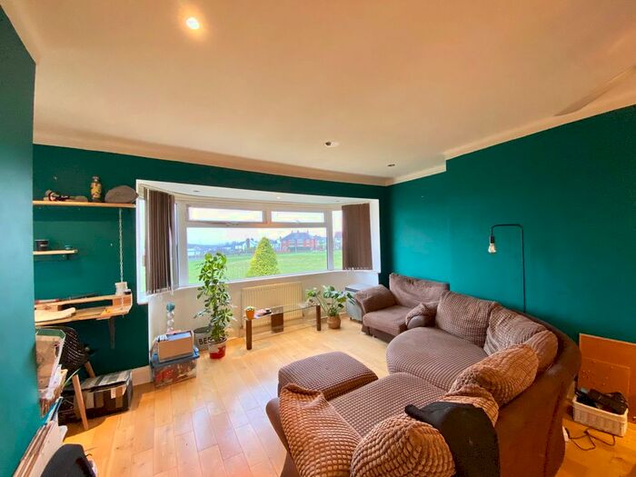 2 Bedroom Flat To Rent In Temple Court, Leeds, LS15