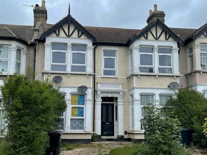 2 Bedroom Flat To Rent In Kensington Gardens, Cranbrook, Ilford, IG1