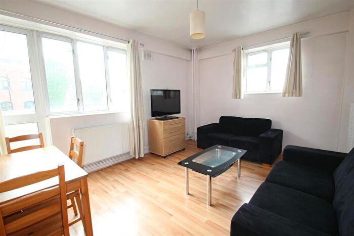 3 Bedroom Flat To Rent In Ansell House, Mile End Road, E1