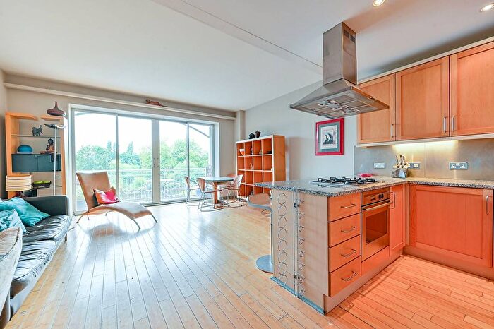 2 Bedroom Flat To Rent In Regatta Point, Brentford, TW8