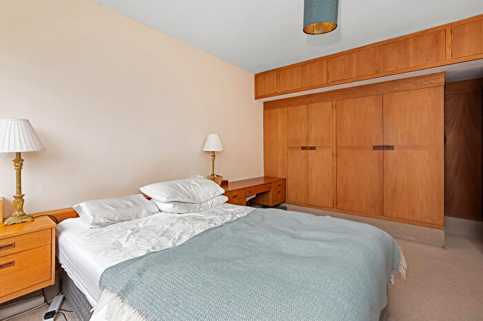 1 Bedroom Flat To Rent In Elm Court, Belmont Hill, London, SE13