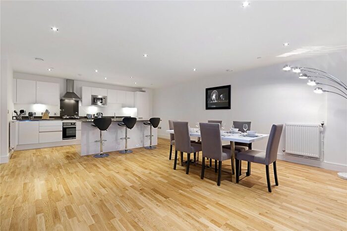 3 Bedroom Flat To Rent In Dowells Street, London, SE10