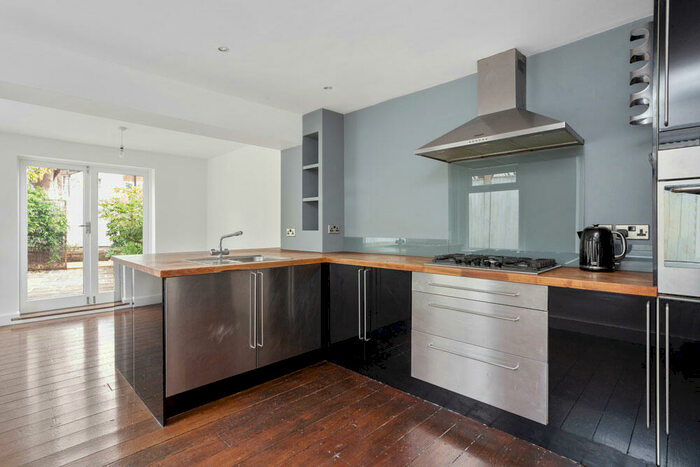 2 Bedroom End Of Terrace House To Rent In Leslie Road, Leytonstone, E11