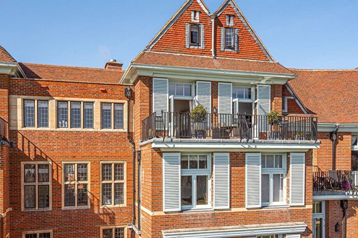2 Bedroom Flat To Rent In , King Edward Vii Apartments, Kings Drive, Midhurst, West Sussex, GU29
