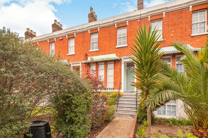 3 Bedroom Town House To Rent In Clifton Crescent Peckham, SE15