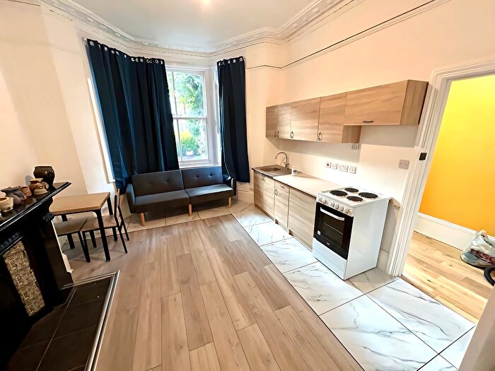 1 Bedroom Flat To Rent In Aynhoe Road, London, W14