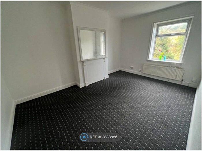 2 Bedroom Terraced House To Rent In Newsome Road, Huddersfield, HD4