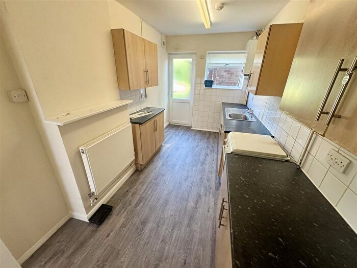 3 Bedroom Semi Detached House To Rent In East Hill, Luton, LU3