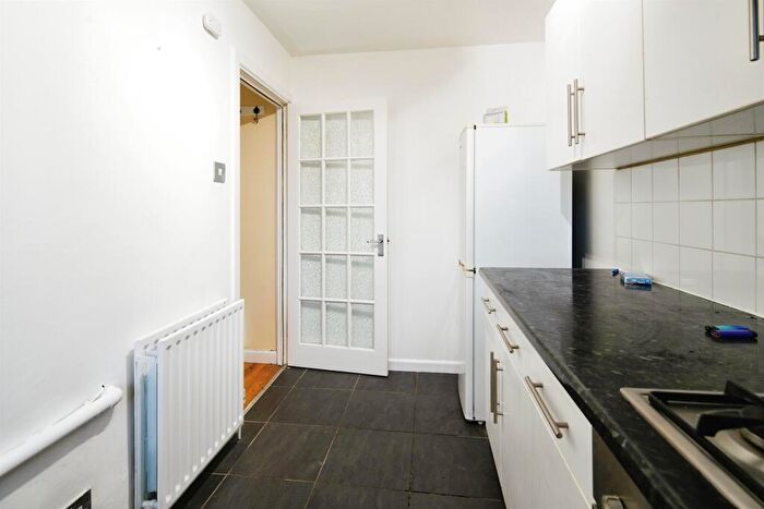 2 Bedroom Apartment For Sale In Wilbury Crescent, Hove, BN3