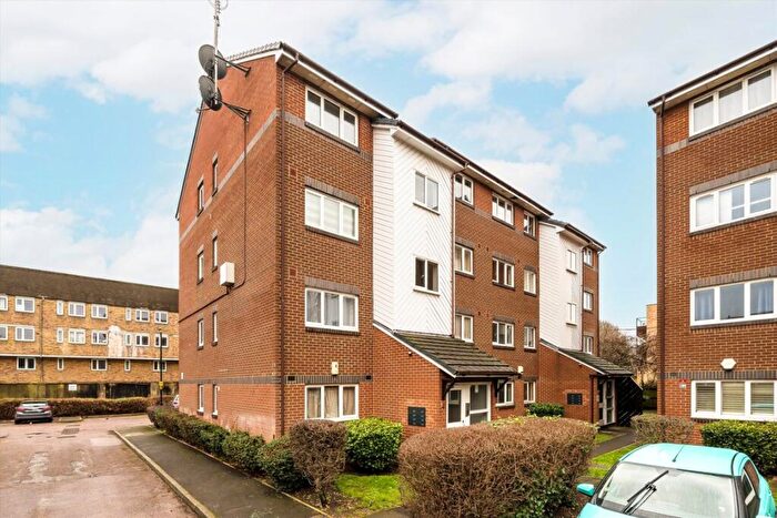 2 Bedroom Flat To Rent In Goodwin Close, London, SE16