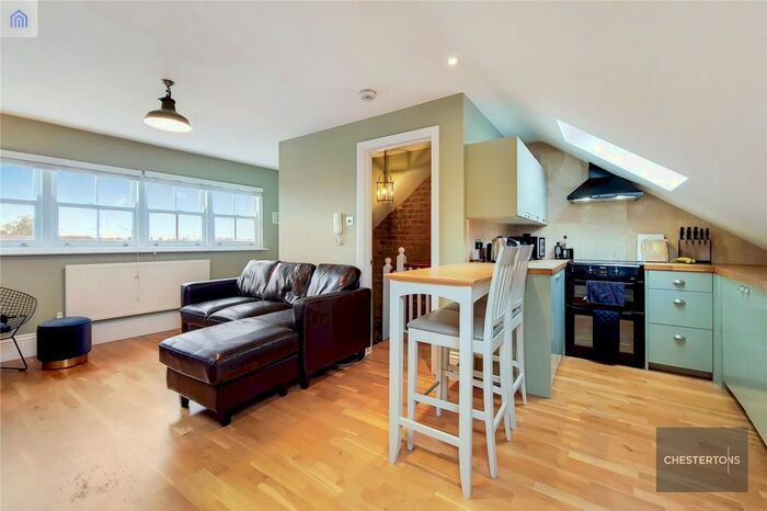 2 Bedroom Flat To Rent In Chiswick Lane, Stamford Brook, W4