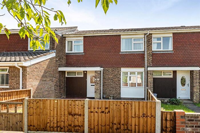 3 Bedroom Terraced House For Sale In Chepstow Gardens, Bedford, MK41