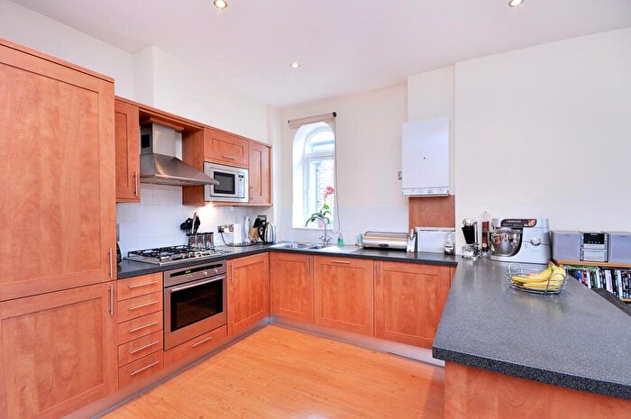 2 Bedroom Apartment To Rent In Balham Grove London, SW12