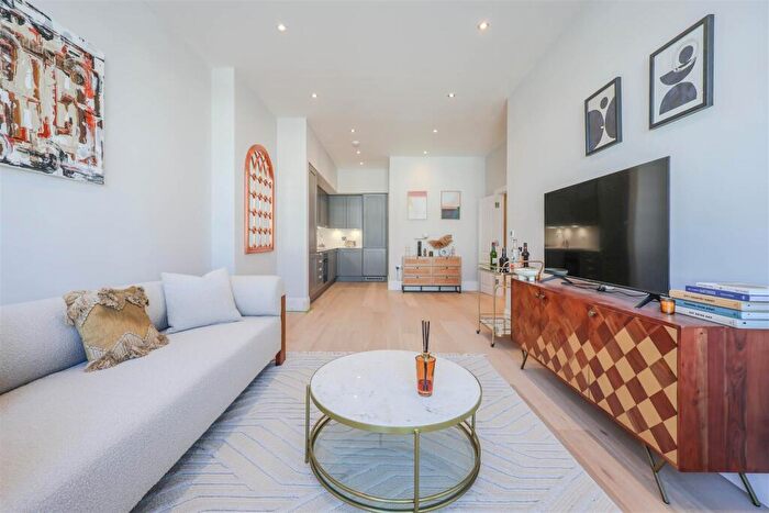 2 Bedroom Flat For Sale In Broadway, Leigh-On-Sea, SS9