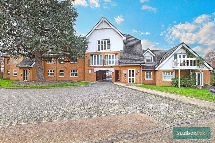 2 Bedroom Flat To Rent In High Road, Buckhurst Hill, Essex, IG9