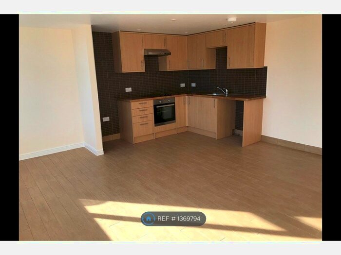 2 Bedroom Flat To Rent In Branksome, Poole, BH12